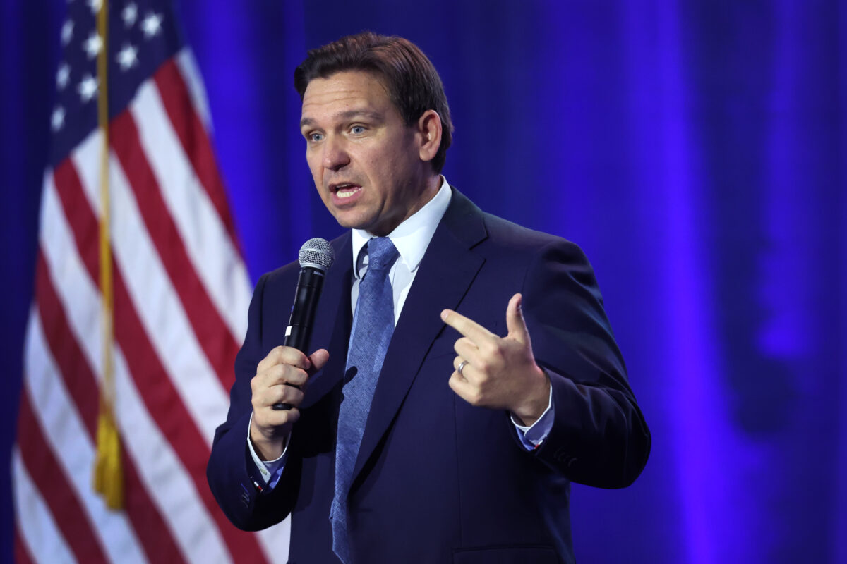 Thống đốc Florida Ron DeSantis nói chuyện với các cử tri Iowa đang tề tựu tại Khu hội chợ Tiểu bang Iowa ở Des Moines, Iowa, hôm 10/03/2023. (Ảnh: Scott Olson/Getty Images)