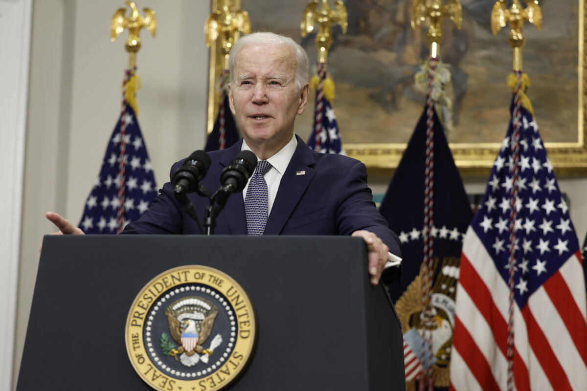 Tổng thống Joe Biden nói về hệ thống ngân hàng trong Phòng Roosevelt của Tòa Bạch Ốc ở Hoa Thịnh Đốn hôm 13/03/2023. (Ảnh: Anna Moneymaker/Getty Images)
