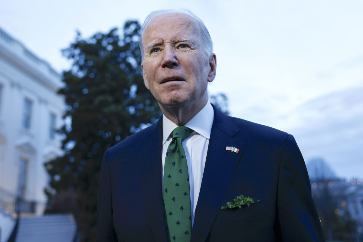 Tổng thống Joe Biden nói chuyện với các phóng viên trước khi rời Bãi cỏ phía Nam của Tòa Bạch Ốc trên Marine One ở Hoa Thịnh Đốn, hôm 17/03/2023. (Ảnh: Anna Moneymaker/Getty Images)