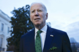 Tổng thống Joe Biden nói chuyện với các phóng viên trước khi rời Bãi cỏ phía Nam của Tòa Bạch Ốc để lên trực thăng Marine One ở Hoa Thịnh Đốn hôm 17/03/2023. (Ảnh: Anna Moneymaker/Getty Images)