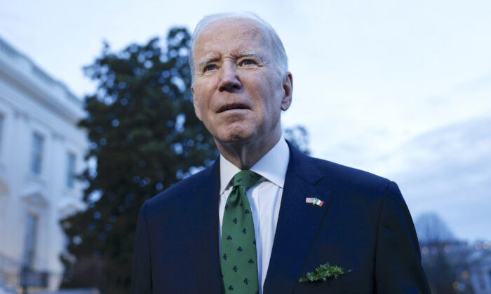 Tổng thống Joe Biden nói chuyện với các phóng viên trước khi rời Bãi cỏ phía Nam của Tòa Bạch Ốc để lên trực thăng Marine One ở Hoa Thịnh Đốn hôm 17/03/2023. (Ảnh: Anna Moneymaker/Getty Images)