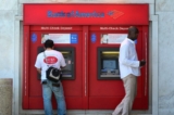 Các khách hàng của ngân hàng sử dụng một máy ATM ở Hollywood, tiểu bang California, 20/07/2012. (Ảnh: Frederic J. Brown/AFP/GettyImages)