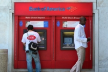 Các khách hàng của ngân hàng sử dụng một máy ATM ở Hollywood, tiểu bang California, 20/07/2012. (Ảnh: Frederic J. Brown/AFP/GettyImages)