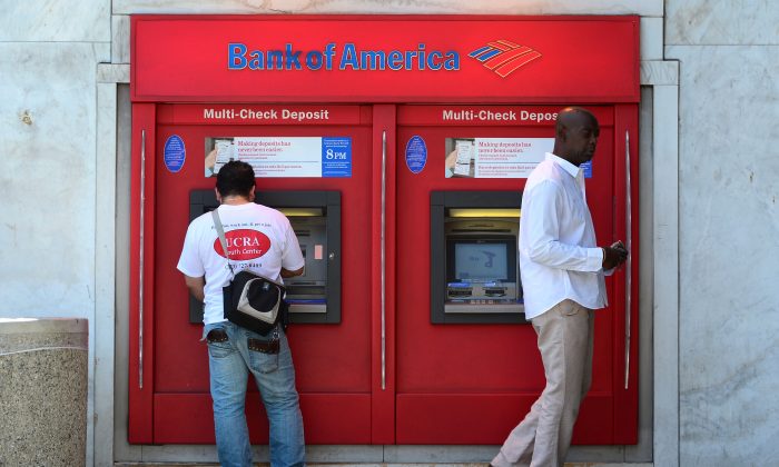 Các khách hàng của ngân hàng sử dụng một máy ATM ở Hollywood, tiểu bang California, 20/07/2012. (Ảnh: Frederic J. Brown/AFP/GettyImages)