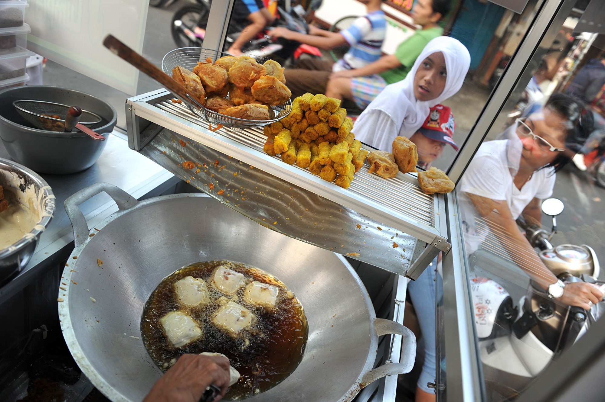 Trong ẩm thực Indonesia, ảnh hưởng của ẩm thực Trung Quốc là rõ ràng dễ thấy. Ảnh chụp đầu bếp đang chiên đậu phụ tại một nhà hàng địa phương nhỏ ở Jakarta, thủ đô của Indonesia. Đậu phụ trong tiếng Indonesia được gọi là “tahu”. (Ảnh: Getty Images)