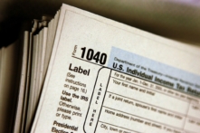 Phần đầu của một tờ khai thuế thu nhập cá nhân theo mẫu 1040 được nhìn thấy trong một ảnh chụp. Người Mỹ đang chuẩn bị cho hạn nộp thuế thu nhập vào ngày 18/04/2023. (Ảnh: Tim Boyle/Getty Images)