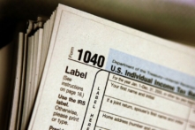 Tờ khai thuế thu nhập cá nhân Mẫu 1040. (Ảnh: Tim Boyle/Getty Images)