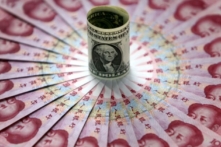 Tờ 1 USD và các tờ 100 nhân dân tệ được trưng bày tại một ngân hàng hôm 15/05/2006 tại Bắc Kinh, Trung Quốc. Chính quyền Trung Quốc cho biết tỷ giá hối đoái chính thức hôm nay đã tăng lên 7.9982 nhân dân tệ đổi 1 USD, mức cao nhất kể từ khi đánh giá lại hồi tháng Bảy năm ngoái (2022). (Ảnh: Trung Quốc/Getty Images)