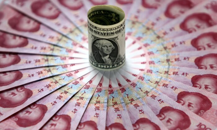 Tờ 1 USD và các tờ 100 nhân dân tệ được trưng bày tại một ngân hàng hôm 15/05/2006 tại Bắc Kinh, Trung Quốc. Chính quyền Trung Quốc cho biết tỷ giá hối đoái chính thức hôm nay đã tăng lên 7.9982 nhân dân tệ đổi 1 USD, mức cao nhất kể từ khi đánh giá lại hồi tháng Bảy năm ngoái (2022). (Ảnh: Trung Quốc/Getty Images)