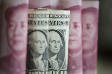 Tờ 100 nhân dân tệ của Trung Quốc và một tờ dollar Mỹ tại Bắc Kinh vào ngày 06/01/2017. (Ảnh: Fred Dufour/AFP qua Getty Images)