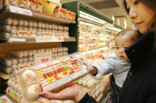 Hình ảnh một khách hàng đang xem hộp trứng tại một cửa hàng ở Tokyo, Nhật Bản vào ngày 02/02/2007. (Ảnh: Kazuhiro Nogi/AFP qua Getty Images)