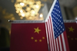 Quốc kỳ của chính quyền Trung Quốc và quốc kỳ Mỹ được trưng bày tại một công ty ở Bắc Kinh ngày 16/08/2017. (Ảnh: Wang Zhao/AFP qua Getty Images)