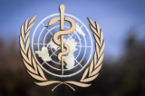 Logo của Tổ chức Y tế Thế giới (WHO) được chụp ở mặt tiền của trụ sở WHO ở Geneva, Thụy Sĩ, vào ngày 24/10/2017. (Ảnh: Fabrice Coffrini/Getty Images)