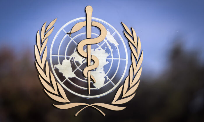 Logo của Tổ chức Y tế Thế giới (WHO) được chụp ở mặt tiền của trụ sở WHO ở Geneva, Thụy Sĩ, vào ngày 24/10/2017. (Ảnh: Fabrice Coffrini/Getty Images)