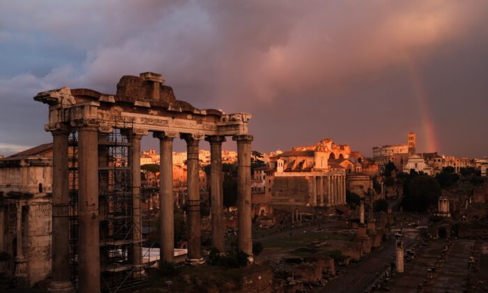 Tàn tích của Quảng trường La Mã cổ đại trong ánh hoàng hôn ở Rome, Ý, vào ngày 03/11/2017. (Ảnh: Alberto Pizzoli/AFP qua Getty Images)