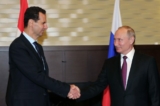 Tổng thống Nga Vladimir Putin (bên phải) bắt tay với người đồng cấp Syria Bashar al-Assad trong cuộc gặp của họ ở thành phố Sochi, Nga, vào ngày 17/05/2018. (Ảnh: Mikhail Klimentyev/AFP/Getty Images)