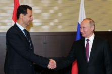 Tổng thống Nga Vladimir Putin (bên phải) bắt tay với người đồng cấp Syria Bashar al-Assad trong cuộc gặp của họ ở thành phố Sochi, Nga, vào ngày 17/05/2018. (Ảnh: Mikhail Klimentyev/AFP/Getty Images)