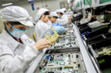 Công nhân Trung Quốc lắp ráp linh kiện điện tử tại nhà máy của đại tập đoàn công nghệ Đài Loan Foxconn ở thành phố Thâm Quyến, tỉnh Quảng Đông, Trung Quốc, hôm 26/05/2010. (Ảnh: AFP/Getty Images)