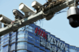 Camera giám sát gần trụ sở của công ty giám sát video Trung Quốc Hikvision ở Hàng Châu, tỉnh Chiết Giang, Trung Quốc, hôm 22/05/2019. (Ảnh: Stringer/Reuters)