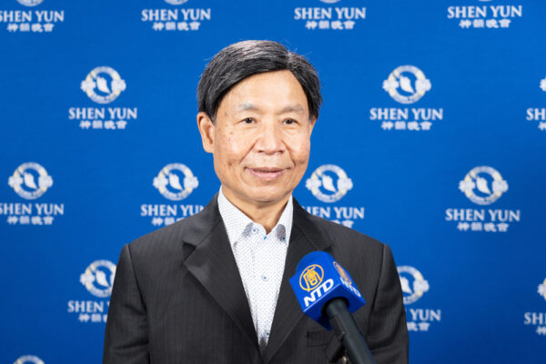 Ông Hà Hoạt Phát, chủ tịch Hiệp hội Y khoa Huyện Đài Đông, thưởng lãmNghệ thuật Biểu diễn Shen Yun tại Nhà hát Trung tâm Văn hóa Chí Đức thành phố Cao Hùng, Đài Loan, hôm 28/02/2023. (Ảnh: Lo Jui-hsun/The Epoch Times)