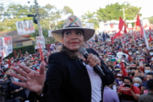 Bà Xiomara Castro de Zelaya, ứng cử viên tổng thống của Đảng Tự Do cánh tả đối lập, nói chuyện với những người ủng hộ trong cuộc tập hợp kết thúc chiến dịch bầu cử của bà ở San Pedro Sula, Honduras, vào ngày 20/11/2021. (Ảnh: Yoseph Amaya/Reuters)