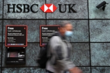 Một khách bộ hành đi ngang qua chi nhánh của ngân hàng HSBC ở trung tâm London vào ngày 03/08/2020. (Ảnh: Daniel Leal/AFP qua Getty Images)