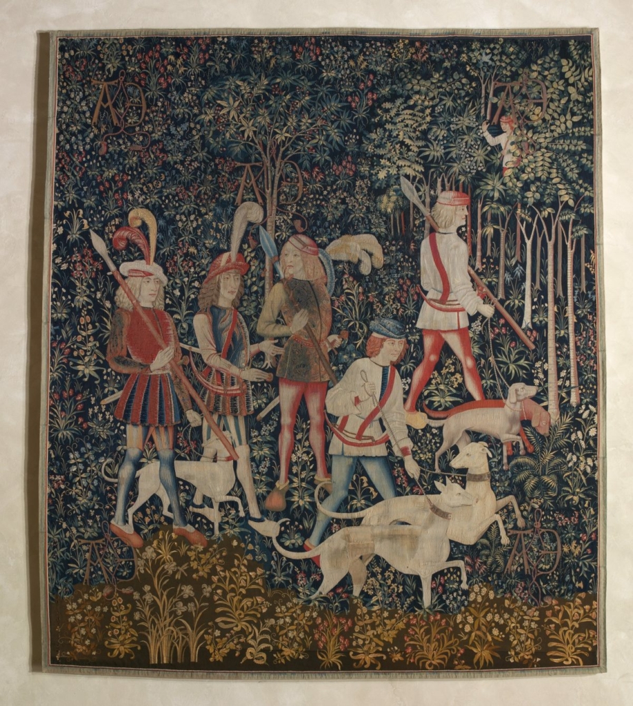3 Tấm thảm “The Hunters Enter the Woods” (Những thợ săn tiến vào rừng), vào năm 1495-1505, Nam Hà Lan. Chất liệu: Len sợi dọc và len, lụa, bạc và len sợi ngang mạ vàng; kích thước 145 inch x 124 inch. Quà tặng của ông John D. Rockefeller Jr., năm 1937, The Met Cloisters (Ảnh: Viện Bảo tàng Mỹ thuật Metropolitan)