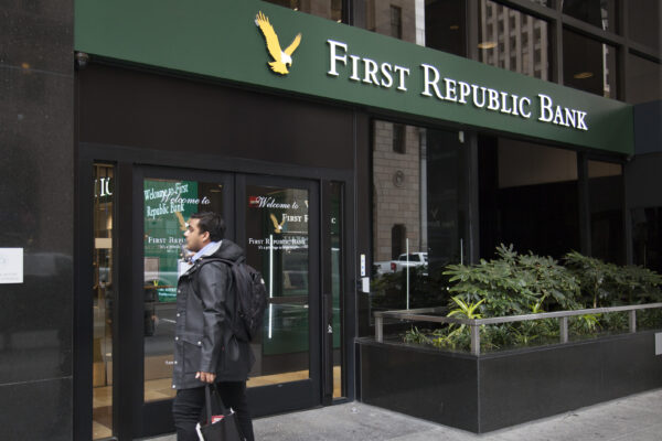 Một người đàn ông đứng bên ngoài First Republic Bank ở trung tâm thành phố San Francisco. (Ảnh: Lear Zhou/The Epoch Times)