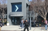 Khách hàng xếp hàng chờ bên ngoài trụ sở đã đóng cửa của Silicon Valley Bank (SVB) ở Santa Clara, California, hôm 13/03/2023. (Ảnh: Vivian Yin/The Epoch Times)