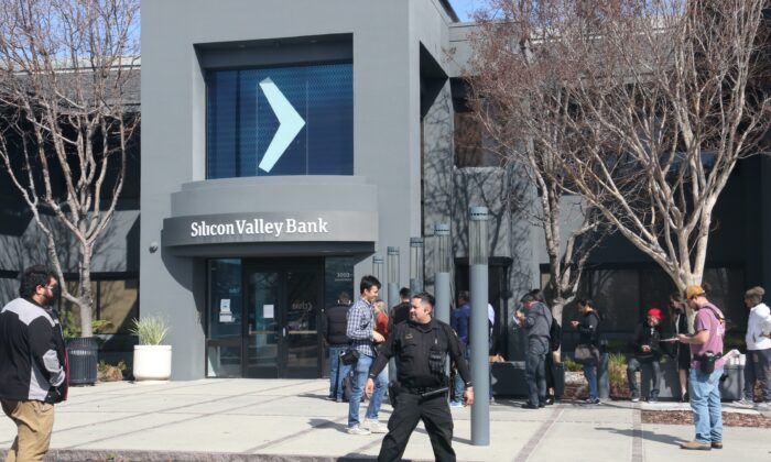Khách hàng xếp hàng chờ bên ngoài trụ sở Ngân hàng Thung lũng Silicon (SVB) đã bị đóng cửa ở Santa Clara, California, hôm 13/03/2023. (Ảnh: Vivian Yin/The Epoch Times)