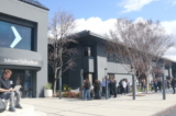 Các khách hàng xếp hàng chờ bên ngoài trụ sở chính của ngân hàng đã bị đóng cửa Silicon Valley Bank (SVB) ở Santa Clara, tiểu ang California, hôm 13/03/2023. (Ảnh: Vivian Yin/The Epoch Times)