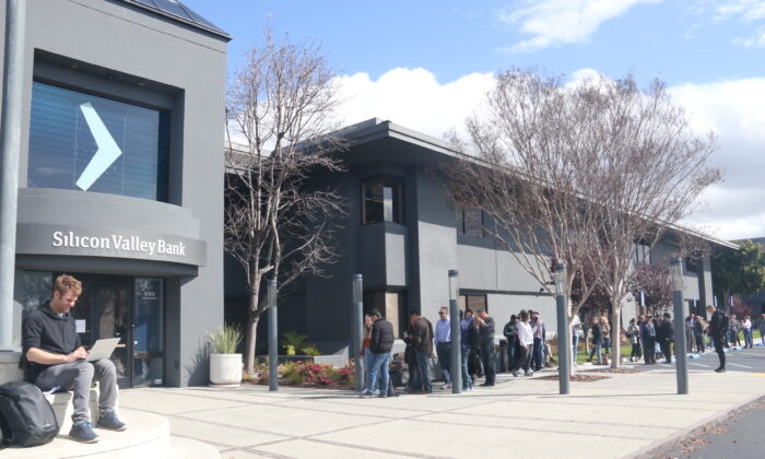 Các khách hàng xếp hàng chờ bên ngoài trụ sở chính của ngân hàng đã bị đóng cửa Silicon Valley Bank (SVB) ở Santa Clara, tiểu ang California, hôm 13/03/2023. (Ảnh: Vivian Yin/The Epoch Times)