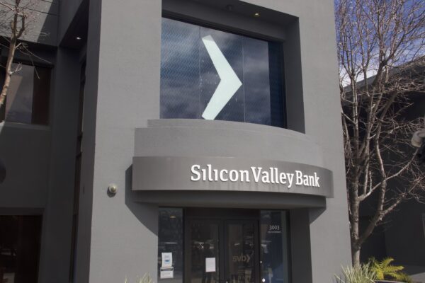 Trụ sở đã đóng cửa của Silicon Valley Bank (SVB) tại Santa Clara, tiểu bang California, hôm 13/03/2023. (Ảnh: Vivian Yin/The Epoch Times)