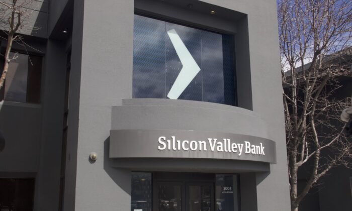 Trụ sở đã đóng cửa của Silicon Valley Bank (SVB) tại Santa Clara, California, hôm 13/03/2023. (Vivian Yin/The Epoch Times)