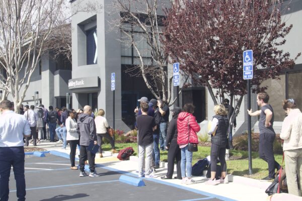 Các khách hàng xếp hàng chờ bên ngoài trụ sở của ngân hàng đã bị đóng cửa Silicon Valley Bank (SVB) ở Santa Clara, tiểu bang California, hôm 13/03/2023. (Ảnh: Vivian Yin/The Epoch Times)