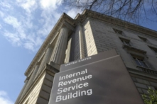 Mặt ngoài tòa nhà Sở Thuế vụ (IRS) ở Hoa Thịnh Đốn trong một bức ảnh chụp vào hôm 22/03/2013. (Ảnh: Susan Walsh/AP Photo)
