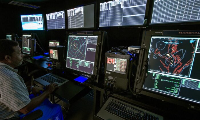 Một nhân viên kiểm soát không lưu giám sát màn hình máy điện toán bên trong Trung tâm kiểm soát không lưu của các hãng hàng không (CATCC) tại Naval Air Station, Patuxent River, Maryland, vào ngày 31/07/2012. (Ảnh: Paul J Richards/AFP/GettyImages)