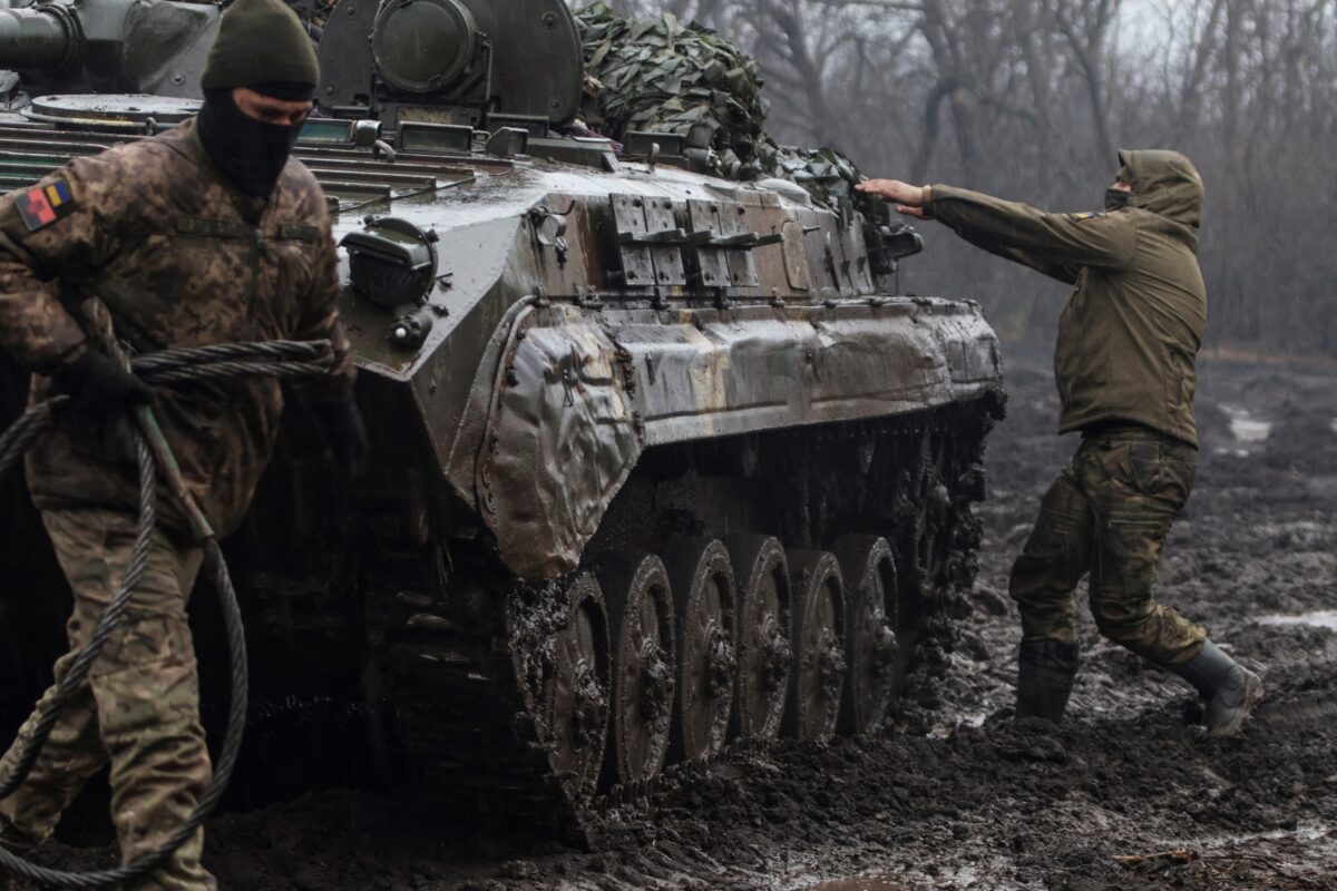 Các quân nhân Ukraine bên cạnh một xe chiến đấu bộ binh gần thị trấn tiền tuyến Bakhmut, giữa lúc Nga tấn công Ukraine, ở vùng Donetsk, Ukraine, hôm 25/02/2023. (Ảnh: Yan Dobronosov/Reuters)