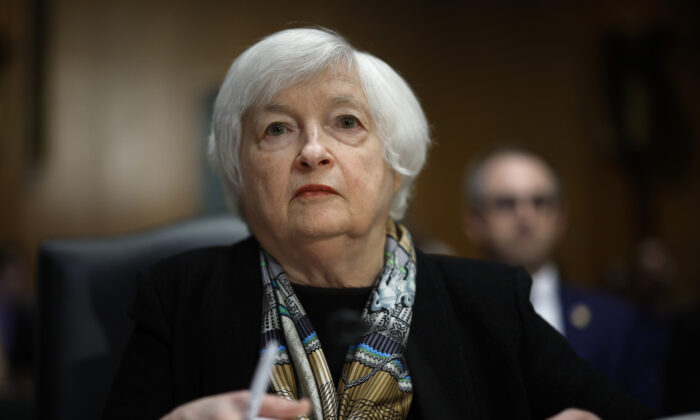 Bộ trưởng Ngân khố Janet Yellen làm chứng về đề nghị ngân sách liên bang cho năm tài chính 2024 của chính phủ Tổng thống Biden trước Ủy ban Tài chính Thượng viện tại Tòa nhà Văn phòng Thượng viện Dirksen tại Điện Capitol ở Hoa Thịnh Đốn hôm 16/03/2023. (Ảnh: Chip Somodevilla/Getty Images)