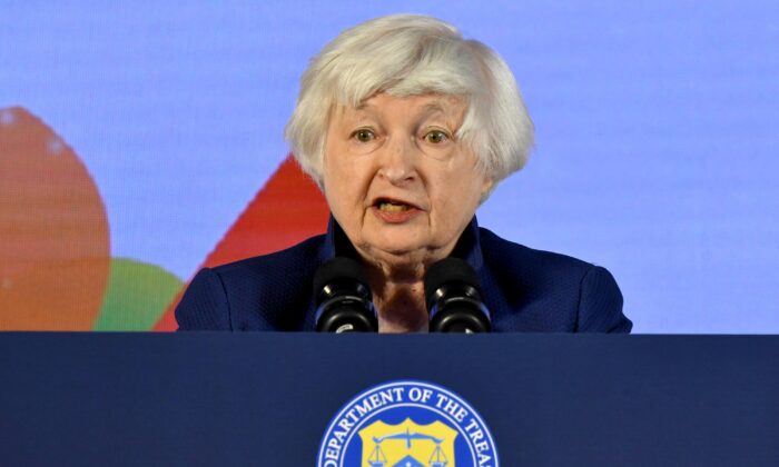 Bộ trưởng Ngân khố Hoa Kỳ Janet Yellen nói chuyện trong một cuộc họp báo khi các nhà lãnh đạo tài chính G20 tập trung ở ngoại ô thành phố Bengaluru, Ấn Độ, hôm 23/02/2023. (Ảnh: Samuel Rajkumar/Reuters)