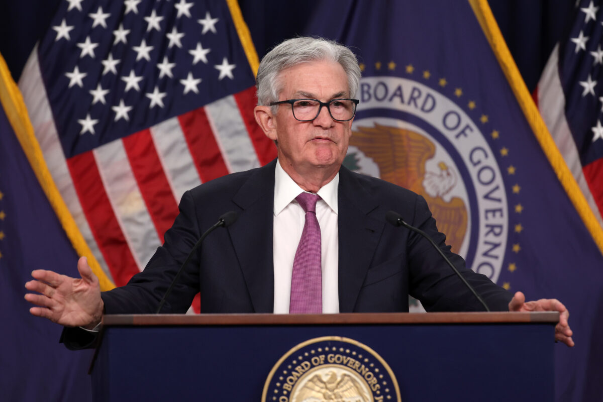 Chủ tịch Hội đồng Dự trữ Liên bang Jerome Powell trình bày trong một cuộc họp báo sau cuộc họp của Ủy ban Thị trường Mở Liên bang tại Hoa Thịnh Đốn hôm 01/02/2023. (Ảnh: Kevin Dietsch/Getty Images)