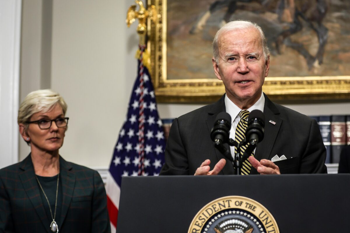 Tổng thống Hoa Kỳ Joe Biden, cùng với Bộ trưởng Năng lượng Jennifer Granholm, đưa ra những nhận xét về năng lượng trong một sự kiện ở Phòng Roosevelt của Tòa Bạch Ốc vào ngày 19/10/2022. (Ảnh: Alex Wong/Getty Images)