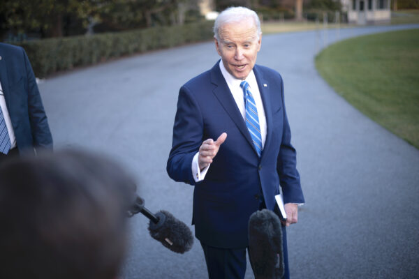 Tổng thống Joe Biden bên ngoài Tòa Bạch Ốc ở Hoa Thịnh Đốn, hôm 01/03/2023. (Ảnh: Win McNamee/Getty Images)