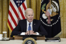 Tổng thống Joe Biden đưa ra nhận xét trước khi bắt đầu một cuộc họp với các thống đốc đến từ các tiểu bang trên khắp đất nước tại Phòng phía Đông của Tòa Bạch Ốc ở Hoa Thịnh Đốn, hôm 10/02/2023. (Ảnh: Anna Moneymaker/Getty Images)