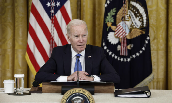 Tổng thống Joe Biden đưa ra nhận xét trước khi bắt đầu một cuộc họp với các thống đốc đến từ các tiểu bang trên khắp đất nước tại Phòng phía Đông của Tòa Bạch Ốc ở Hoa Thịnh Đốn, hôm 10/02/2023. (Ảnh: Anna Moneymaker/Getty Images)