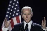 Tổng thống Joe Biden trình bày trong Hội nghị thường niên về Các vấn đề của Đảng Dân Chủ tại Hạ viện ở khách sạn Hyatt Regency, Baltimore hôm 01/03/2023. (Ảnh: Drew Angerer/Getty Images)