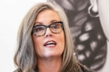 Thống đốc Arizona Katie Hobbs, khi đó là một ứng cử viên, tham dự một hội nghị bàn tròn ở Phoenix, Arizona, vào ngày 27/10/2022. (Ảnh: Olivier Touron/AFP qua Getty Images)