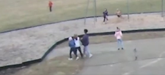 Ảnh chụp màn hình từ video do Khu học chính Springfield, Ohio, phát hành cho thấy hai học sinh người Mỹ gốc Phi Châu tại Trường tiểu học Kenwood dùng bạo lực hộ tống một học sinh da trắng đến khu vực gần xích đu trên sân chơi của trường. (Ảnh: Khu học chính Springfield)