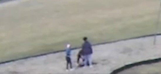 Một ảnh chụp màn hình từ video do học khu ở Springfield, Ohio công bố cho thấy một học sinh người Mỹ gốc Phi Châu thứ ba đấm vào đầu một học sinh da trắng sau khi xô em này xuống đất. (Ảnh: Khu học chính Springfield)
