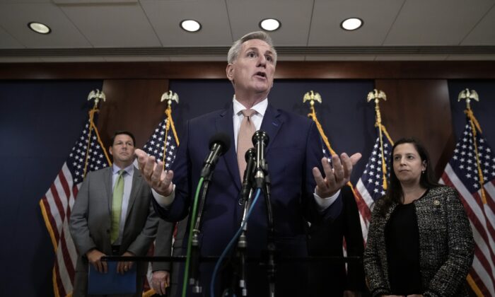 Chủ tịch Hạ viện Kevin McCarthy (Cộng Hòa-California) nói trong một cuộc họp báo sau một cuộc họp về ngân sách tại Điện Capitol Hoa Kỳ ở Hoa Thịnh Đốn hôm 08/03/2023. (Ảnh: Drew Angerer/Getty Images)